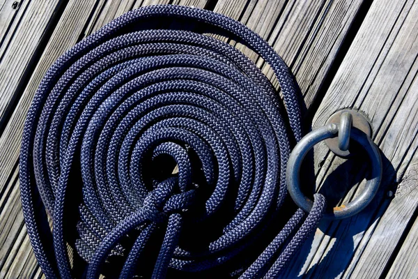 Ahşap iskele ipe demirleme deniz