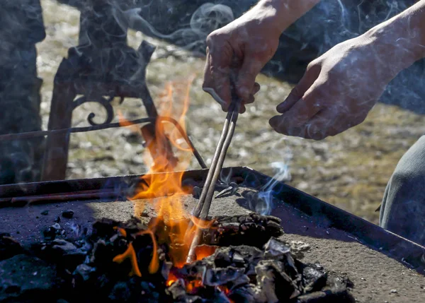 Bir açık kömür çukur dışında sahte at nalı.