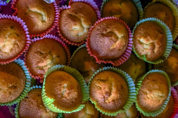 Birçok renkli ev yapımı kekler Yığılmış Piramit