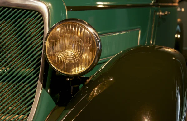 Yüz yaşında güzel tekerlek ve doğal kauçuk lastik.