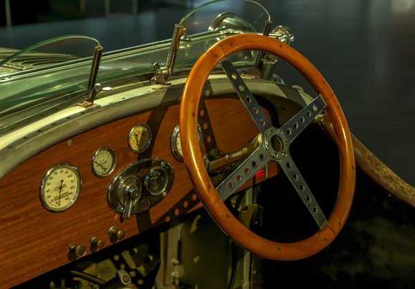 Eski kabin, konsol ve direksiyon simidi retro vintage arabada. Gece ışıkları.