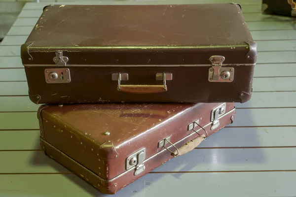 İki çok eski kahverengi kilitli bavul detay
