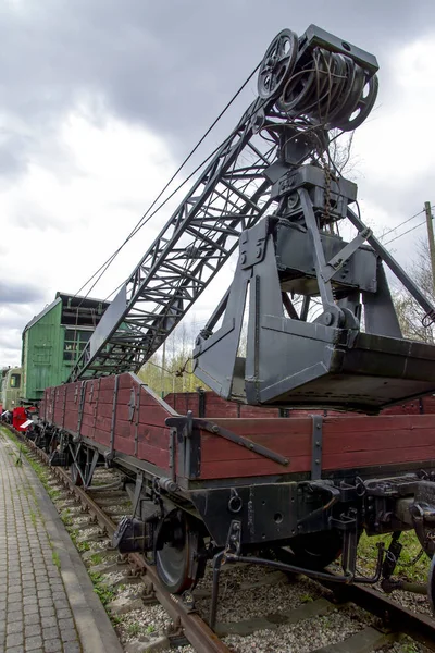 Depo demiryolu üzerinde eski demiryolu ekskavatör tren lokomotif.