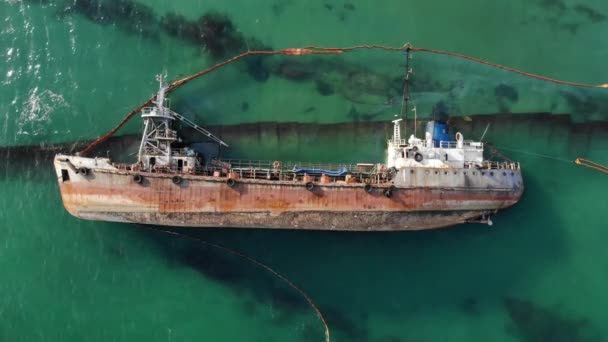 Vista aérea do drone do navio fantasma do naufrágio velho — Vídeo de Stock