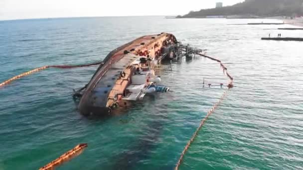 Ariel vista do petroleiro DELFI encalhou a costa da praia de Odessa — Vídeo de Stock