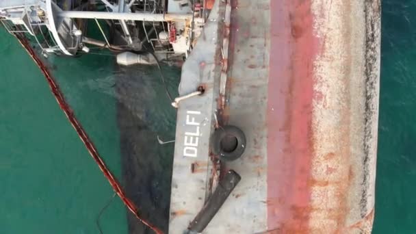 Ariel udsigt over tankskibet DELFI strandede kysten af Odessa strand – Stock-video