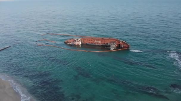 Ariel udsigt over tankskibet DELFI strandede kysten af Odessa strand – Stock-video