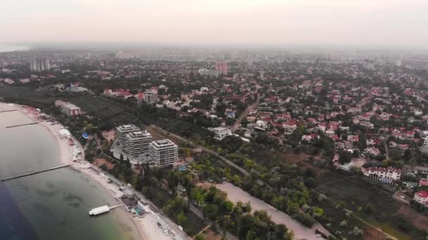 Vista aérea de la zona de dormitorio y la costa de la ciudad de Odessa — Vídeos de Stock