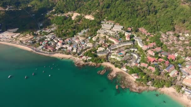Vista aérea de la ciudad balnearia Pathong en la costa oeste de la isla de Phuket — Vídeos de Stock