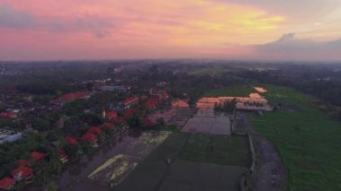 Ubud köyü ve pirinç tarlalarının üzerindeki günbatımının hava manzarası