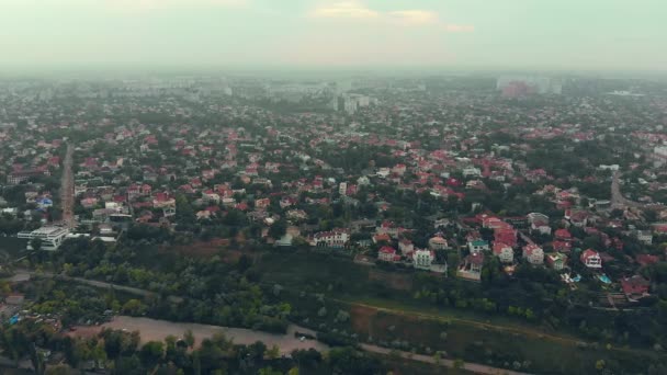 Vista aérea de la zona de dormitorio y la costa de la ciudad de Odessa — Vídeos de Stock