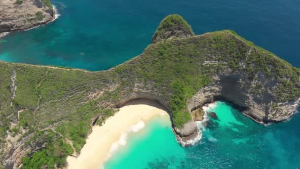 Vista aérea de la playa Kelingking en la isla Nusa Penida — Vídeo de stock