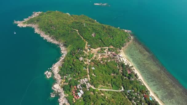 Vista aérea de la costa de la isla de Koh Phangan en Tailandia — Vídeo de stock