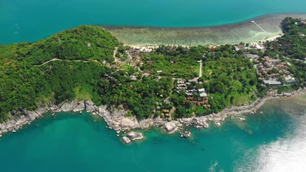 Vista aérea de la costa de la isla de Koh Phangan en Tailandia — Vídeo de stock
