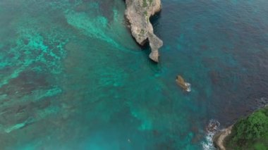 Nusa Penida, Bali 'deki Atuh Sahili' nde hava manzarası..