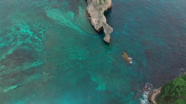Nusa Penida, Bali 'deki Atuh Sahili' nde hava manzarası.. — Stok video