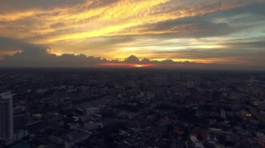 Chao Phraya nehri üzerinde hava manzarası ve Bangkok 'ta gün batımı