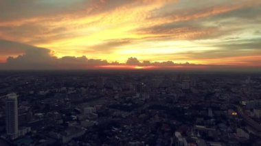 Chao Phraya nehri üzerinde hava manzarası ve Bangkok 'ta gün batımı