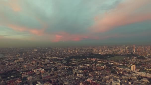 Letecký pohled na řeku Chao Phraya a západ slunce v Bangkoku — Stock video