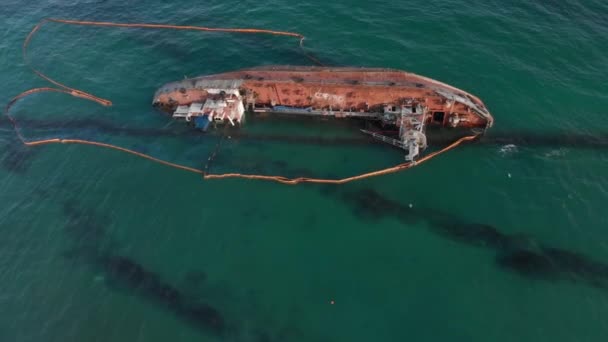 敖德萨海滩上搁浅的油轮的航景 — 图库视频影像