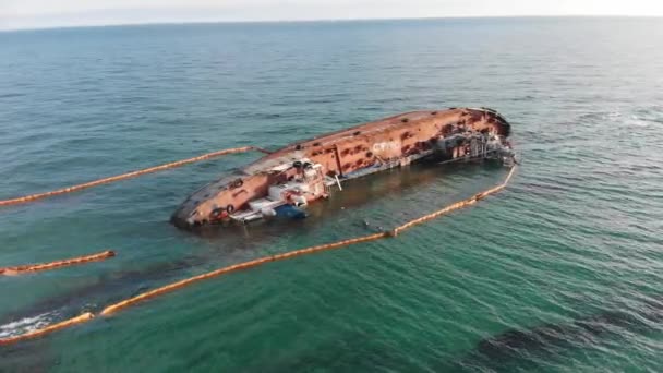 Vista aérea del petrolero varado en la costa de la playa de Odessa — Vídeo de stock