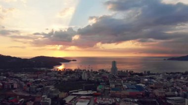 Phatong şehri ve Phuket 'teki okyanus manzarası.