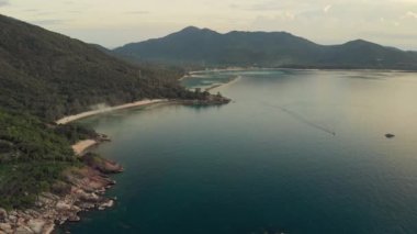 Phangan Adası 'nın kayalık kıyı şeridinde hava manzarası 