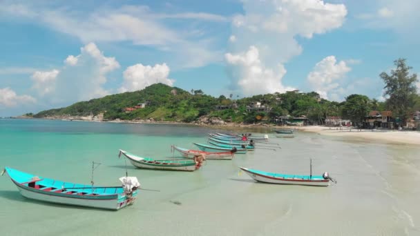 Dimora a mosca barche sulla costa dell'isola di Koh Phangan in Thailandia — Video Stock