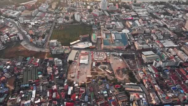 Luftaufnahme der Stadt Phatong und des Ozeans bei Phuket — Stockvideo