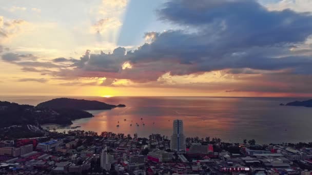 Вид з повітря на місто Фатонг і океан на Пхукет — стокове відео