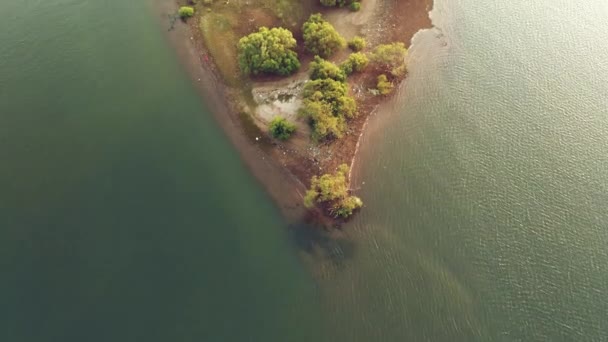 Luchtfoto van zonsondergang op rivierbedding en klein vogeleiland in Goa. — Stockvideo