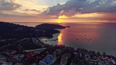 Phatong şehri ve Phuket 'teki okyanus manzarası.