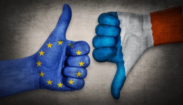 Mão com polegar para cima e para baixo com a bandeira da UE e da França pintada. Símbolo de Frexit e crise na união europeia. França quer deixar o sindicato . — Fotografia de Stock