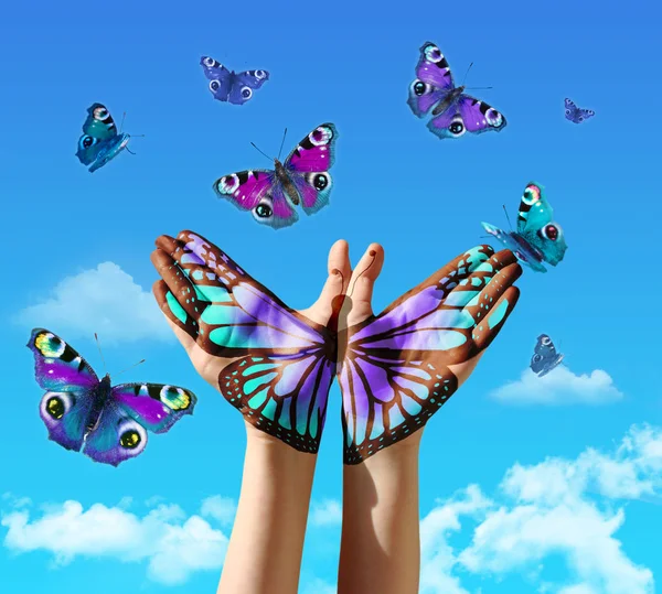 Hand en vlinders — Stockfoto