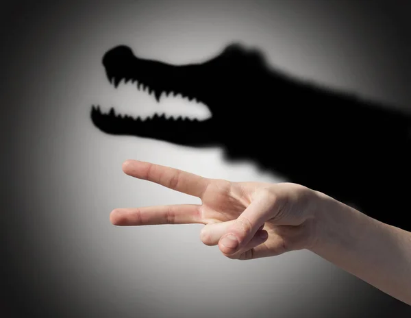Strach - krokodýl stín na zdi — Stock fotografie