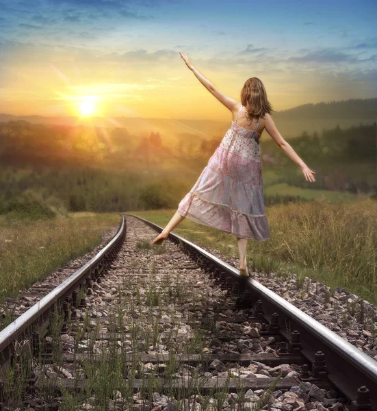 年轻的女孩走在铁轨上。封面插图, p — 图库照片
