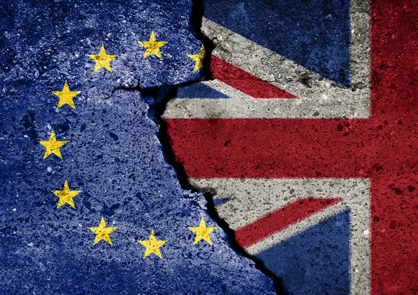 Símbolo Brexit. Ilustração de conceito. Bandeira da UE e do Reino Unido em w quebrado — Fotografia de Stock