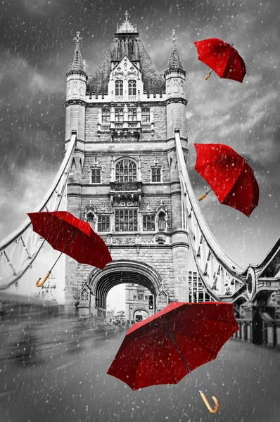 Tower Bridge no Rio Tâmisa com guarda-chuvas voadores. Londres, Engl — Fotografia de Stock