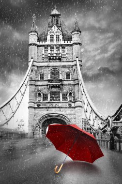 Tower Bridge şemsiye yağmur bir günde ile Thames Nehri üzerinde. Lon