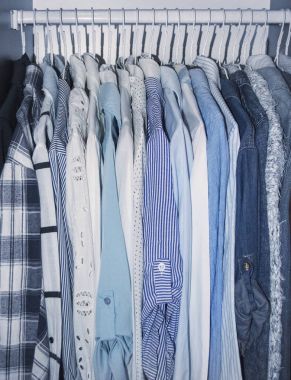 Mavi kadın giyim dolapta asılı olan.