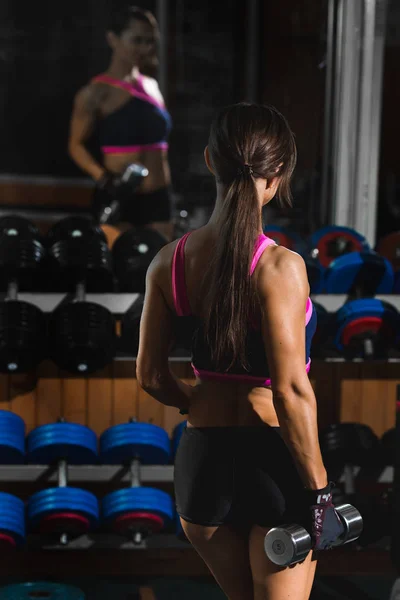 Sexy jeune femme formation avec haltères séance d'entraînement dans la salle de gym — Photo