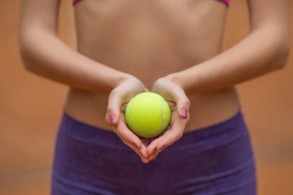 Tenant une balle de tennis — Photo