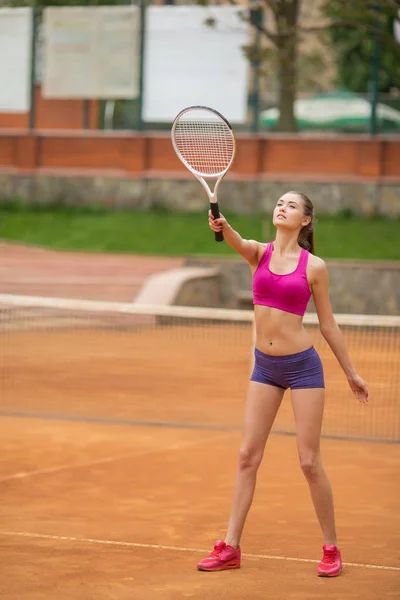 Hermosa mujer jugando tenis — Foto de Stock
