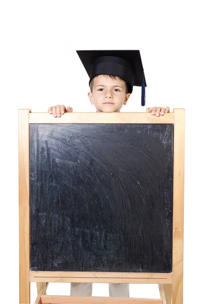 Jongen leunend op blackboard — Stockfoto