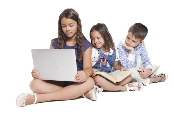 Dzieci za pomocą urządzeń i książek — Zdjęcie stockowe