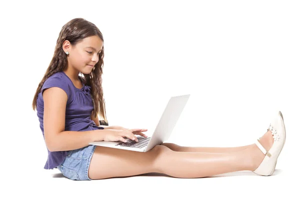 Ragazza utilizzando pc — Foto Stock