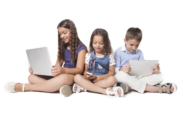 Kinder benutzen Geräte — Stockfoto