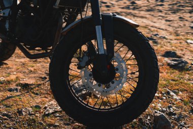 Disk frenli eski tarz motorsiklet tekerleği