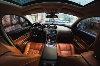 Deri koltukları ve modern elektrosuyla modern araba lüks tasarımı.