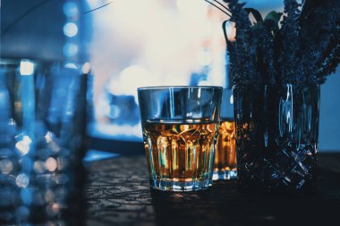 Klasik alkol içeceği. Viski, eski moda bardaklarda.